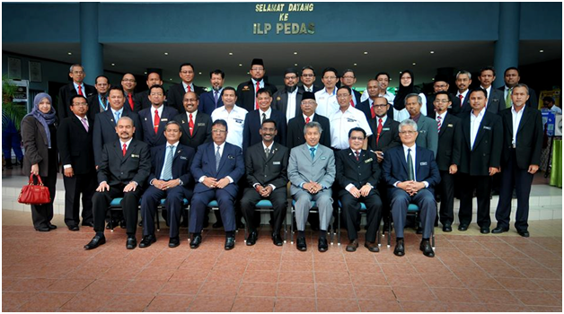 Bergambar bersama YB Tuan P. Kamalanathan a/l P. Panchanathan, Timbalan Menteri Pendidikan sempena Majlis Pelancaran KV